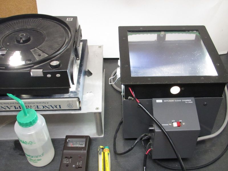 File:Cloud chamber with lamp sm.jpg