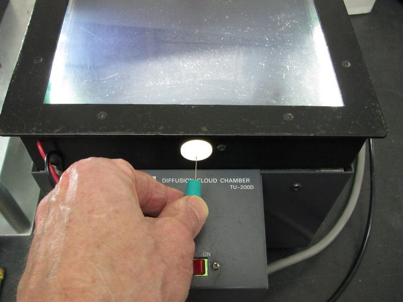 File:Cloud chamber with beta sm.jpg